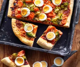 Gemüsepizza mit Ei