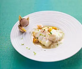 Bouillon thaï à la lotte, aux coques et au poivre vert