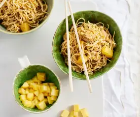 Noodles de frango com abacaxi