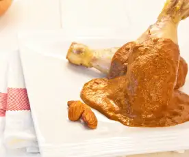 Pollo con mole almendrado