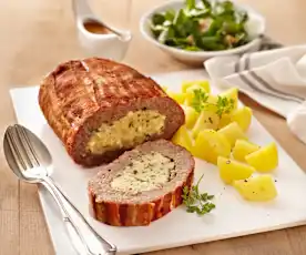 Hackfleischrolle mit Kartoffeln und Rotweinsauce