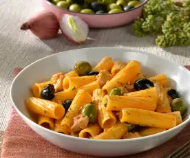 Tortiglioni mit Hühnchen und Oliven