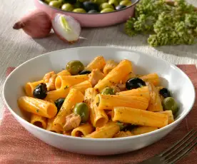 Tortiglioni mit Poulet und schwarzen Oliven