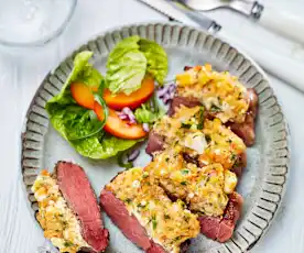 Rindersteak mit Pfirsich-Schafskäse-Topping