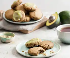 Ciastka ryżowo-migdałowe z herbatą matcha i lukrem z awokado