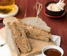 Club Sandwich con maiale, coleslaw e salsa barbecue