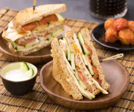 Club Sandwich pollo, cetrioli con pomodorini confit e salsa Tzatziki