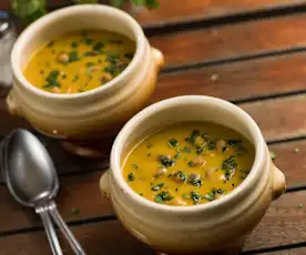 Sopa de frijol bayo con cilantro