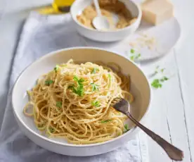 Spaghetti z anchois, bułką tartą i parmezanem