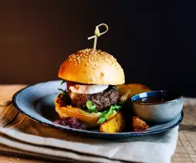 Rindfleisch-Burger mit Ziegenkäse und Zwiebelchutney