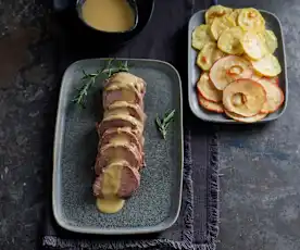 Cielęcina (sous-vide, z osłoną noża miksującego) z chipsami z jabłek i ziemniaków