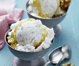 Joghurt-Walnuss-Eis mit Honig