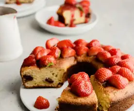 Gâteau au yaourt, sauce aux fraises