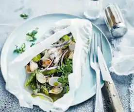 Papillote de cabillaud, coques et asperges 