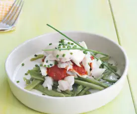 Merluza con mayonesa, tomate y judías verdes crujientes