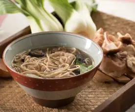 Sopa de setas shiitake, pak choi y fideos - China