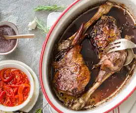 Pierna de lechal asada al vino tinto con pimientos al ajillo y salsa de cecina 