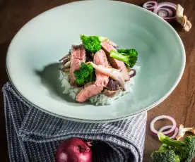 Rindfleisch-Wok mit roten Zwiebeln und Brokkoli