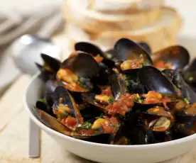 Chilli mussels with thyme and tomatoes