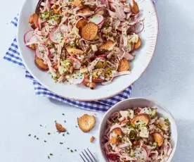 München - Leberkäs'-Salat mit Brezelcroutons