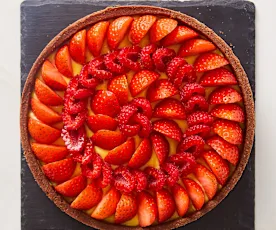 Crostata con fragole e lamponi, crema pasticcera e crema diplomatica (senza glutine) di Damiano Carrara