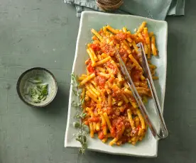 Makkaroni mit Paprika-Tomaten-Ragout
