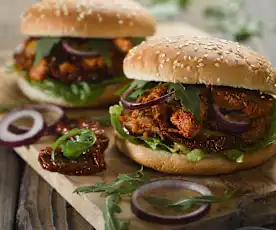 Hamburger s trhaným vepřovým masem a pikantní omáčkou 