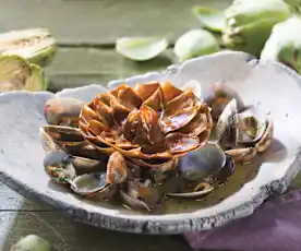 Flor de alcachofas confitadas con almejas en salsa verde