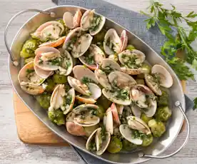 Coles de Bruselas con almejas en salsa verde