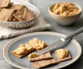 Venkel en karwij-rogge crackers met humus