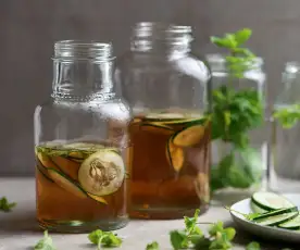 Chá verde fresco com erva cidreira e pepino