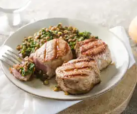 Solomillo de cerdo y lentejas con espinacas