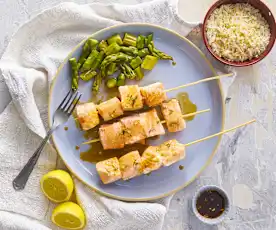 Spiedini di salmone, riso basmati e insalata di asparagi