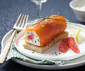 Roulé de saumon et pamplemousse, crème ciboulette