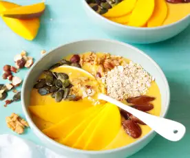 Smoothie bowl à la mangue et au lait d'avoine