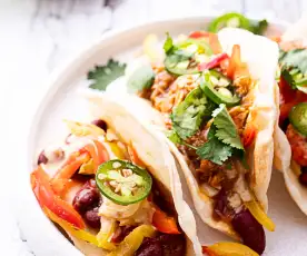 Tacos z trzema nadzieniami (z kurczaka, z krewetek i wegańskie z czerwonej fasoli) i sosem tahini