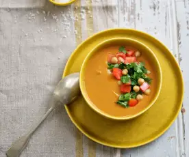 Sopa de tomate com grão, lentilhas e coentros