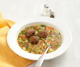 Gemüse-Nudel-Suppe mit Hackklößchen
