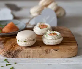 Macarons con crema roquefort y salmón
