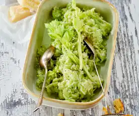 Staudensellerie-Parmesan-Salat