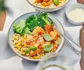 Hähnchen-Sonnenweizen-Bowl mit Brokkoli und Mais