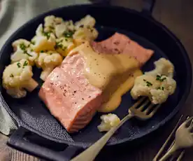 Gedämpfter Lachs mit Kaffee-Hollandaise 
