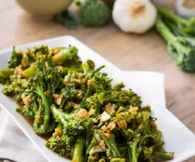 Broccolini crujiente con salsa de ajos