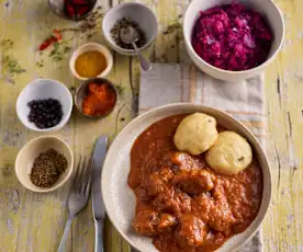 Carne guisada com bolinhos de pão a vapor e couve roxa