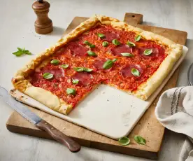 Salami-Pizza mit Käserand