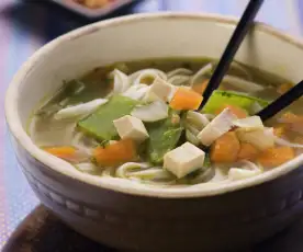 Sopa asiática de verduras con tofu