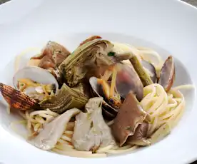 Espaguetis con almejas, setas y alcachofas