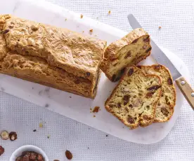 Cake aux chèvre, raisins et noisettes