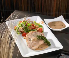 Thunfischsteak mit Pfeffersauce zu Caesar Salad