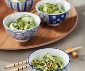 Ensalada japonesa de pepino con aliño aromático de hierbas